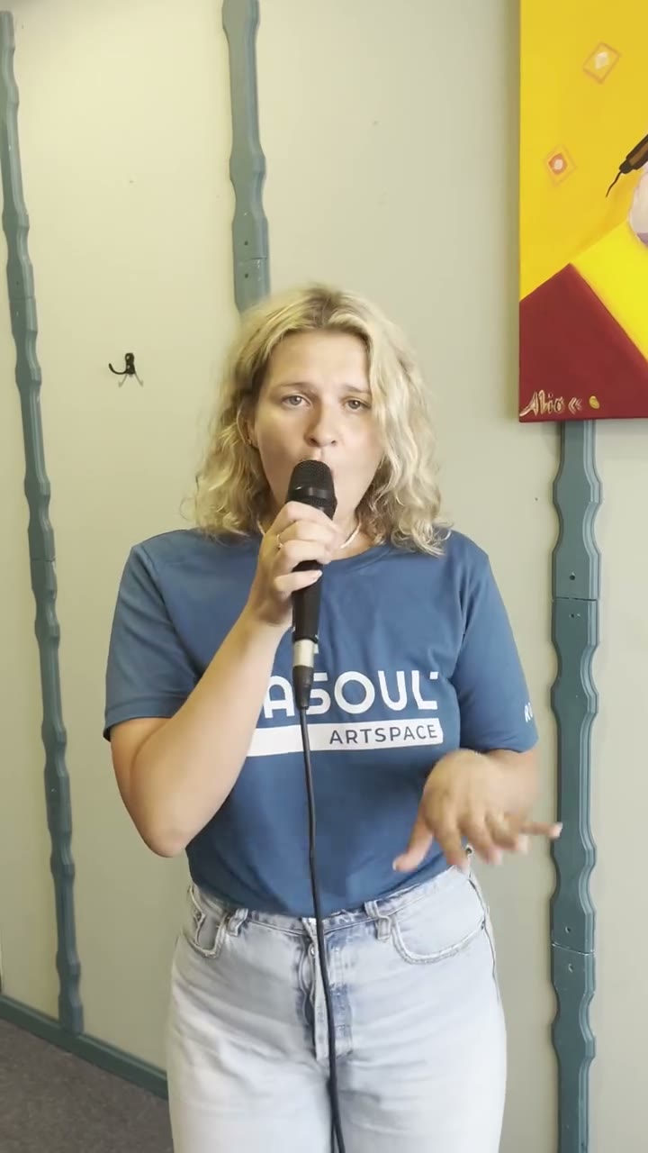 Ši vokalistė yra - Bomba!