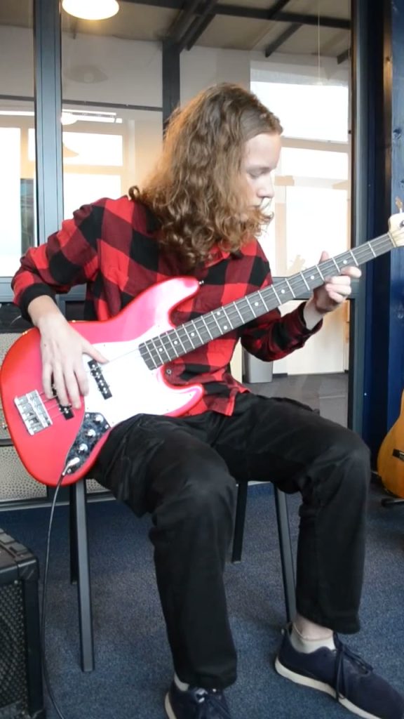 Kodėl bosinė gitara vaidinasi "bosine"?