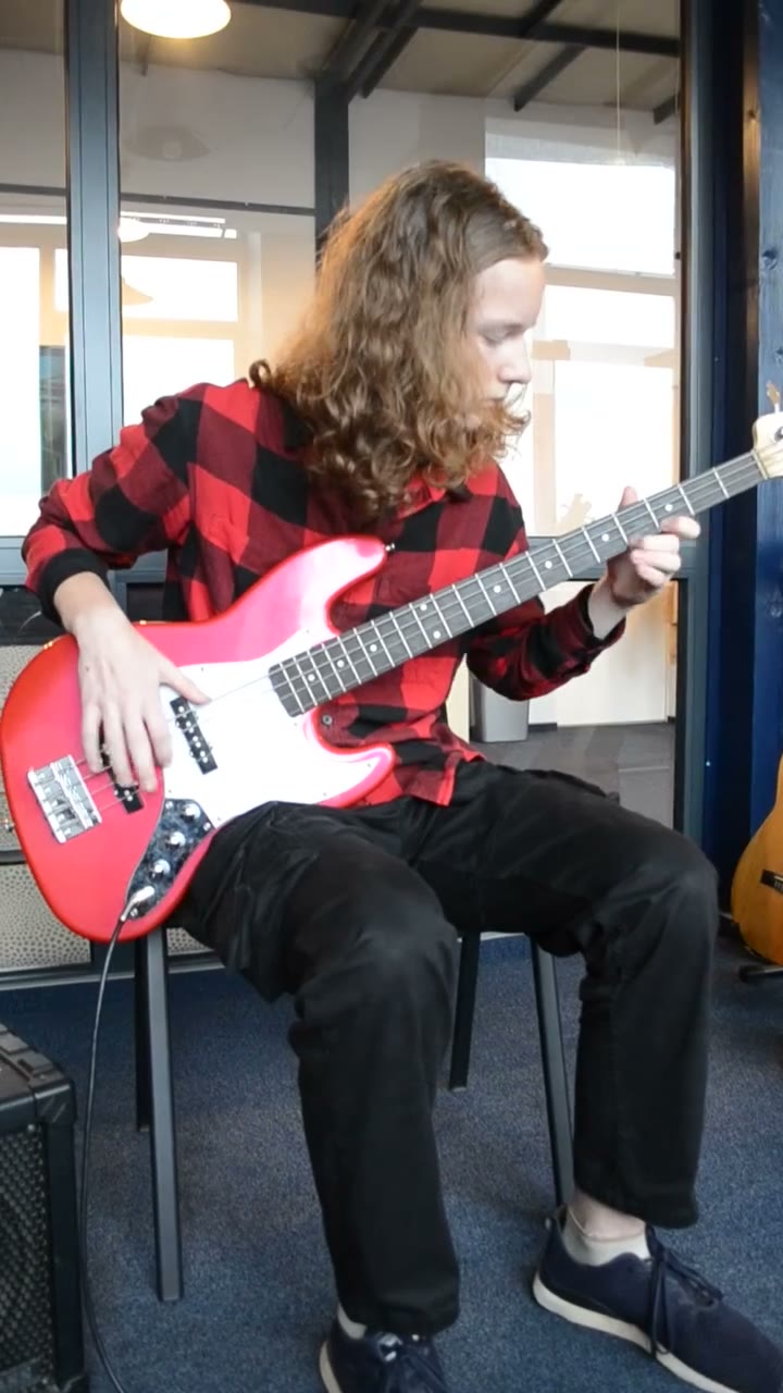 Kodėl bosinė gitara vaidinasi "bosine"?