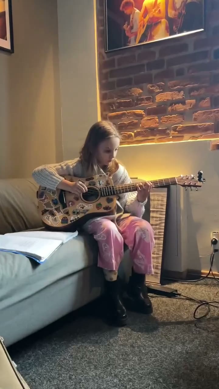 Jei girdėjai mitą, jog norint groti gitara reikia didesnių rankų - nebūtinai!