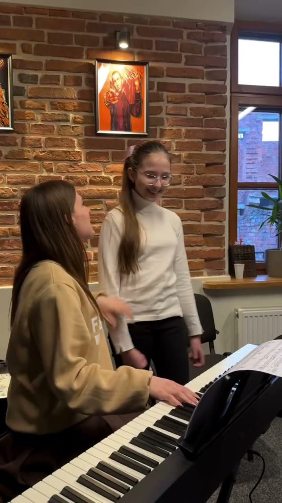 Kiekviena išgrota nata ar išdainuota melodija džiugina Fasoul Artspace mokytojus.